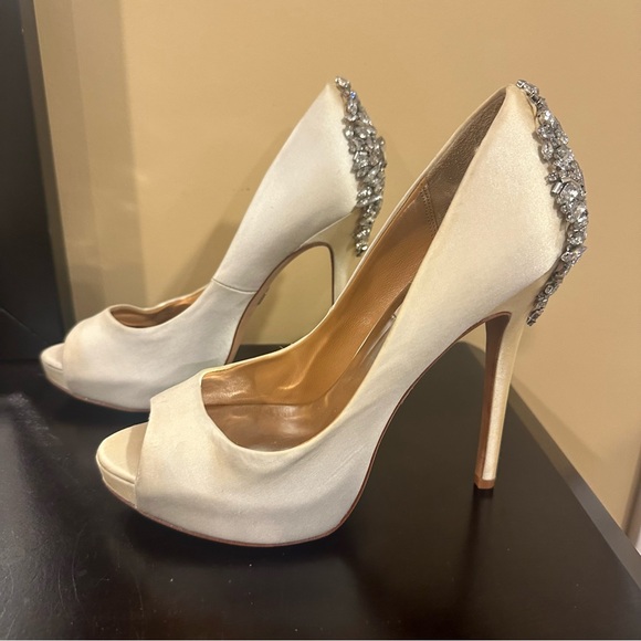 Badgley Mischka Kiara Bridal Pump Heel Size: 7.5 - Picture 5 of 11